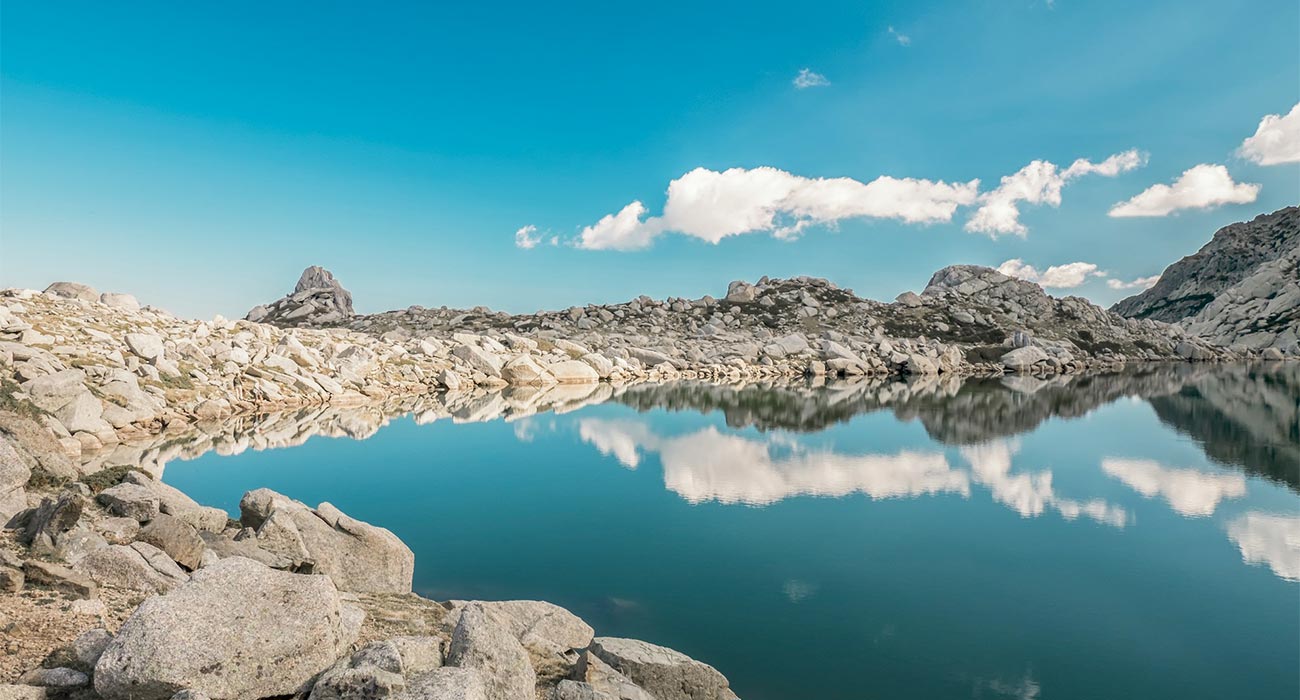 Vue grand angle sur le lac de Bastani, Monte Renoso, Ghisoni, Corse