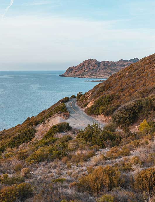 Route sur le littoral Corse