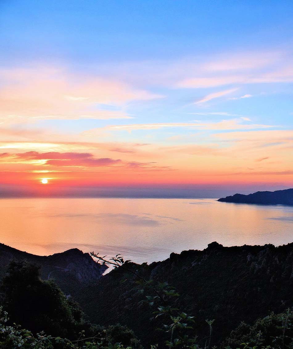 Coucher de soleil sur la mer méditerranée en Corse
