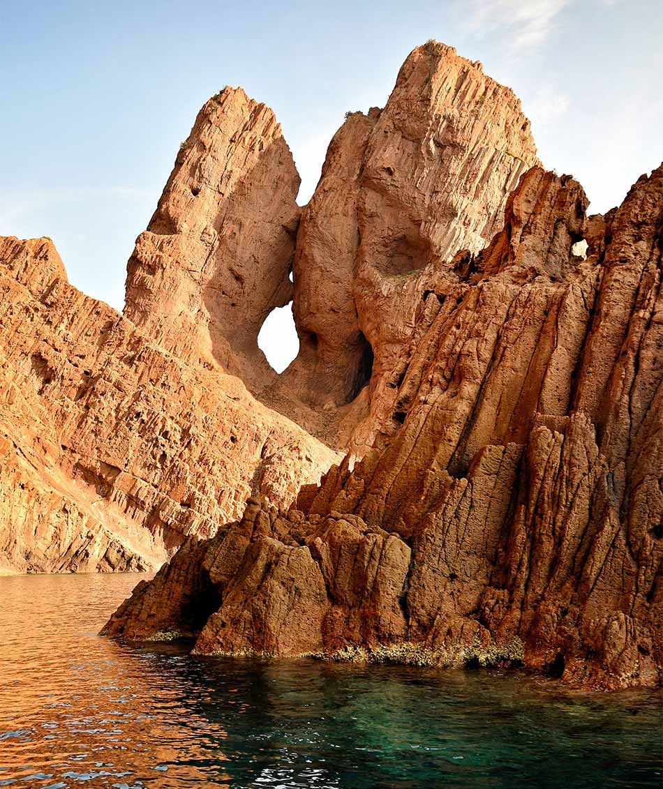 Vue sur les rochers dans une crique en Corse